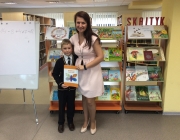 austis_su_bibliotekininke_n_klimauskiene