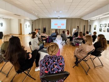 Spalio 15–16 dienomis Kaišiadorių kultūros centre vyko projekto „Kultūros kūrėjai: nuo idėjos iki įkvėpimo“ mokymai „Kūrybinis procesas: nuo idėjos iki paraiškos“, subūrę kultūros darbuotojus dviem dienoms, kupinoms kūrybinių užduočių, praktinių veiklų, teorinių žinių ir dalijimosi gerąja patirtimi.