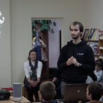 vsi-robotikos-mokyklos-atstovai-veda-idomiaja-robotikos-pamoka